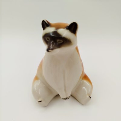 купить Статуэтка "Енот сидящий", скульптор П.П. Веселов, фарфор, аэрография, роспись, Ленинградский фарфоровый завод (ЛФЗ), СССР, 1970-1992 гг.