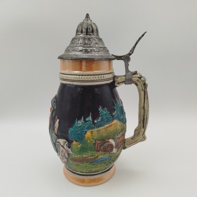 купить Кружка пивная с крышкой, с изображением парочки и надписью "Плоды Шварцвальда", керамика, олово, рельеф, люстр, крышка - сплав металлов, Германия, 1960-1990 гг.