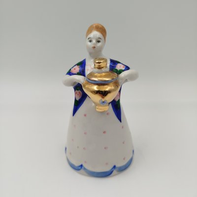 купить Статуэтка "Девушка с самоваром" (Чаепитие) скульптор Н. А. Малышева, фарфор, роспись, золочение, Дулевский фарфоровый завод (Дулёво), СССР, 1968-1991 гг.