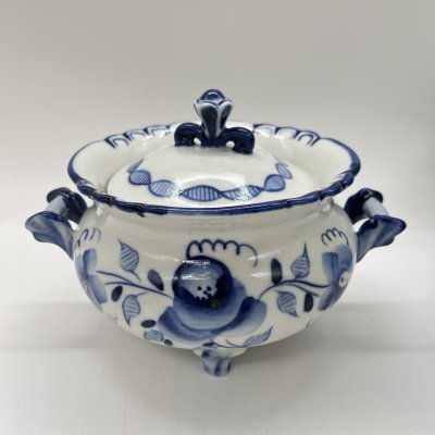 купить Сахарница (ёмкость для хранения) с цветочным расписным декором, фарфор, роспись, Объединение «Гжель», СССР, 1972-1985 гг.