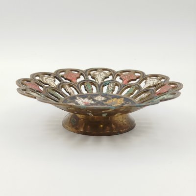 купить Миниатюрная конфетница с прорезным бортом, украшенная растительным орнаментом, латунь, холодная эмаль, Индия, 1970-1990 гг.