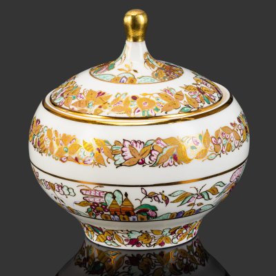 купить Сахарница "Пейзажный фриз", автор росписи А.В.Воробьевский, форма "Яблочко", автор формы Т.С.Линчевская, фарфор, костяной, роспись, золочение, цировка, Императорский фарфоровый завод (ИФЗ), Российская Федерация, 2022 г.