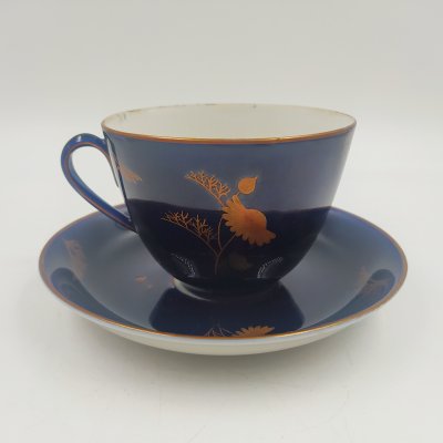 купить Пара чайная с декором в виде золотых ромашек, автор формы Яковлева С.Е., автор рисунка Лебединская Л.И. (предположительно), фарфор, крытье кобальтом, золочение, Ленинградский фарфоровый завод (ЛФЗ), СССР, 1950-1970 гг.