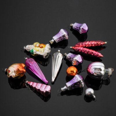 Купить Набор из 14 подвесных ёлочных игрушек различных форм и расцветок, стекло, краска, металл, СССР, 1950-1980 гг.