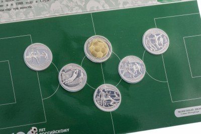 Купить Официальный набор из 5 юбилейных монет 1 рубль 1997 Proof "100 лет российскому футболу", с жетоном