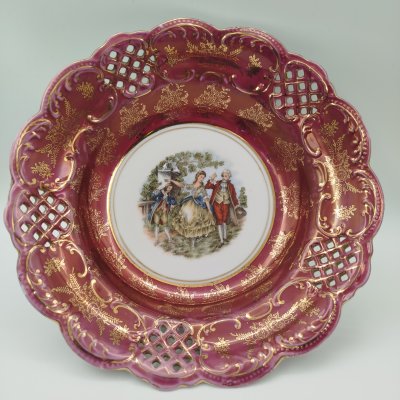 купить Блюдо (фруктовница) с фигурным прорезным бортом, украшенное изображением галантной сцены, фарфор, деколь, крытье, золочение, Западная Европа, 1950-1970 гг.