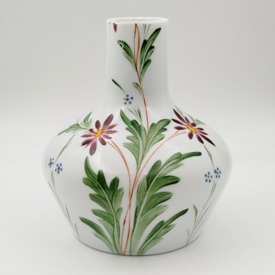 купить Ваза с широким туловом и растительным декором, стекло, молочное, роспись, Западная Европа, 1900-1950 гг.