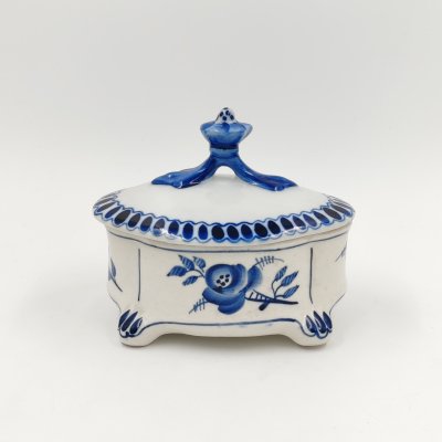 купить Шкатулка овальной формы с цветочным орнаментом, фарфор, роспись, Объединение «Гжель», СССР, 1972-1985 гг.