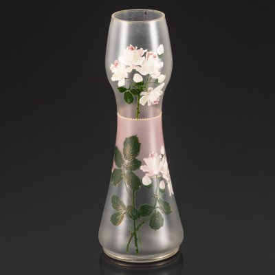 купить Ваза, украшенная изображением белых роз, стекло, роспись эмалевыми красками, матирование, Европа, 1950-1970 гг.