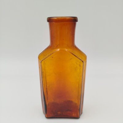 купить Флакон коричневого цвета с уплощенным туловом, стекло, Европа, 1900-1940 гг.