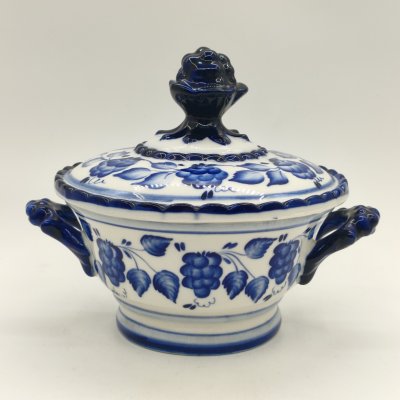 купить Сахарница (супница), украшенная ягодным декором, фарфор, роспись, Объединение «Гжель», СССР, 1972-1985 гг.