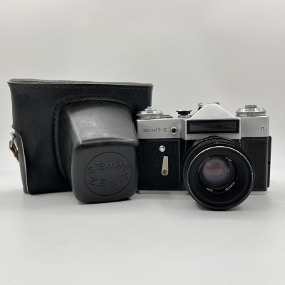 купить Фотоаппарат плёночный "Зенит-Е" с объективом "Гелиос-44-2" в кофре, металл, стекло, Белорусское оптико-механическое объединение (БелОМО), СССР, 1983 г.