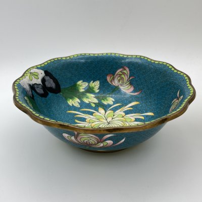 купить Ваза глубокая (фруктовница, конфетница) с цветочным декором на бирюзовом облачном фоне, латунь, перегородчатая эмаль (клуазоне), Китай, 1950-1970 гг.