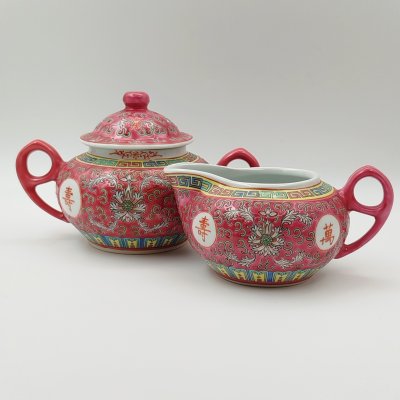 купить Набор для сервировки стола (сахарница и молочник), украшенный иероглифами ("тысячи лет Вам без конца"), фарфор, роспись, Китай, 1960-1980 гг.