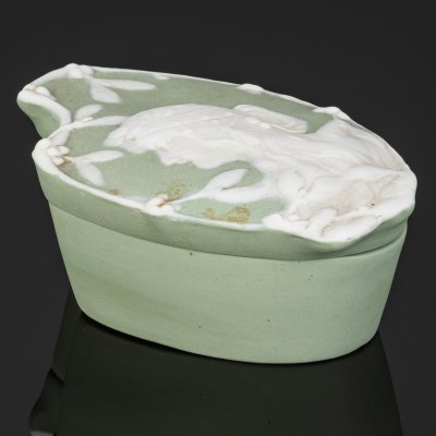 купить Шкатулка с рельефным женским портретом на крышке, выполненная в стиле модерн, бисквит, крытье, Дмитровский фарфоровый завод (ДФЗ Вербилки), СССР, 1920-1930 гг.