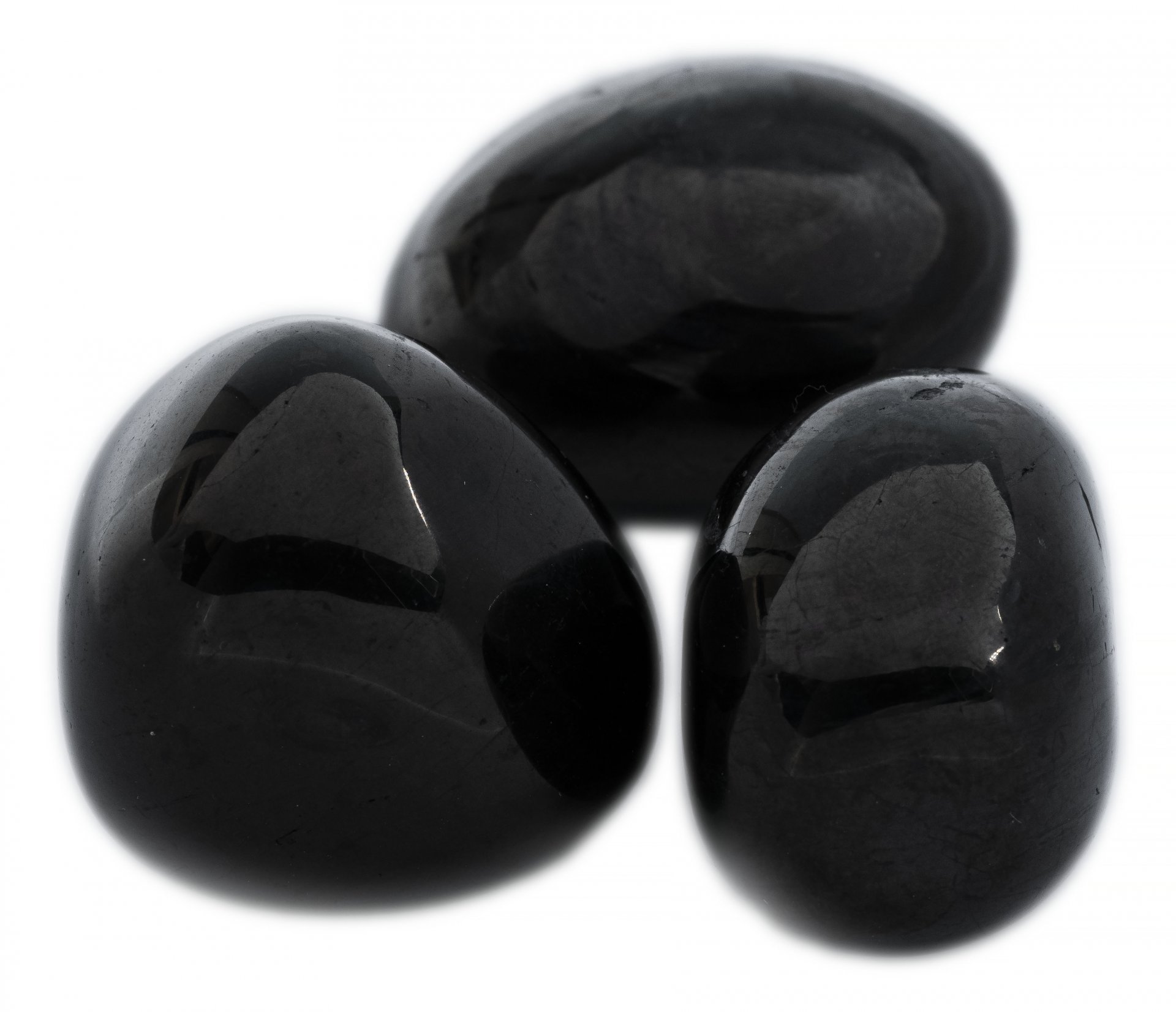Черный камень черной воде. Черная яшма гагат. Гагат камень. Чёрная яшма гагат камень. Камень минерал гагат.