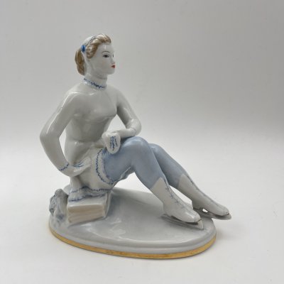 купить Статуэтка "Фигуристка-физкультурница", скульптор Е.А. Гендельман, автор росписи Е.Н. Лупанова, фарфор, роспись, золочение, Ленинградский фарфоровый завод (ЛФЗ), СССР, 1960-1970 гг.