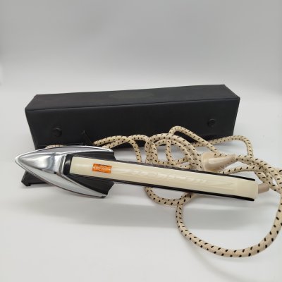 купить Электроутюг "Малыш" в родном футляре, металл, пластик, ткань, Московский электроламповый завод (МЭЛЗ), СССР, 1983 г.