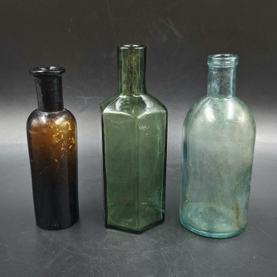 купить Набор из трех флаконов различных форм и цветов, цветное стекло, Россия, 1900-1940 гг.