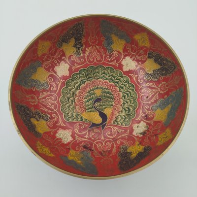 купить Фруктовница (конфетница), украшенная изображением павлина и восточным орнаментом на красном фоне, латунь, холодные эмали, Индия, 1970-1990 гг.