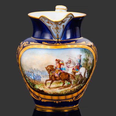 купить Молочник с батальным сюжетом "Битва у Марсальи" (Bataille de La Marsaille) (выполнена для дворца Тюильри "Chateau des Tuileries"), фарфор, крытье кобальтом, золочение, цировка, роспись, Севрская фарфоровая мануфактура (Sevres), Франция, 1844 г.