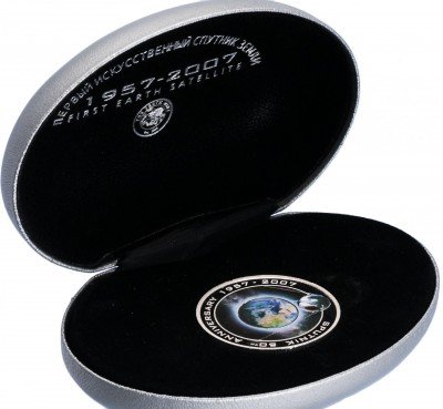 купить Острова Кука 1 доллар 2007 "50 лет Первому искусственному спутнику Земли" (в футляре, с сертификатом)