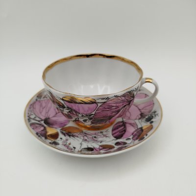 купить Чайная пара "Мой сад" в розовом оттенке, (из серии "Времена года"), форма "Тюльпан", автор формы С.Е. Яковлева, автор росписи Н.П. Славина, фарфор, деколь, люстр, золочение, Ленинградский фарфоровый завод (ЛФЗ), СССР, 1970-1991 гг.