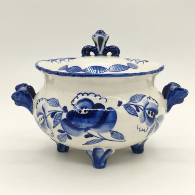 купить Сахарница с цветочным декором на четырёх ножках, фарфор, роспись, Объединение «Гжель», СССР, 1972-1985 гг.