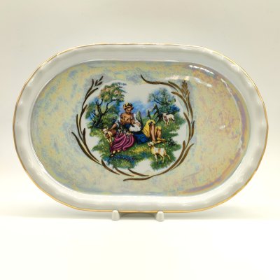 купить Поднос, украшенный пасторальной сценой, фарфор, деколь, золочение, люстр, Дулевский фарфоровый завод (Дулёво), Россия, 2000-2020 гг.