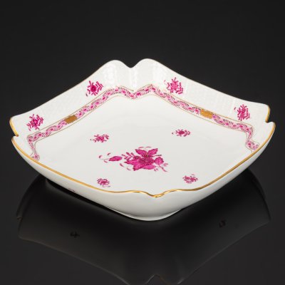 купить Блюдо сервировочное, выполненное в фирменном дизайне "Chinese Bouquet/Apponyi Purpur", фарфор, роспись, золочение, Herend (Херенд), Венгрия, 1960-1986 гг.