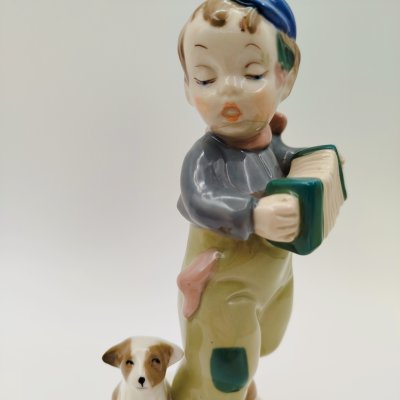 купить Статуэтка "Мальчик с собакой, играющий на гармошке", фарфор, роспись, Европа, 1970-1990 гг.