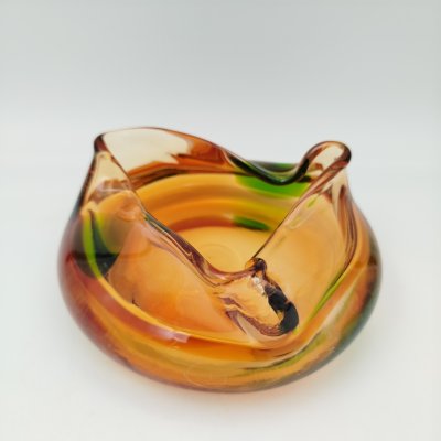 купить Пепельница необычной формы в янтарно-зелёной гамме, цветное стекло, гутная техника, Чехословакия, 1970-1990 гг.