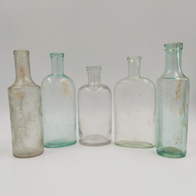 купить Набор из пяти прозрачных бутылочек (флаконов) различных форм, в подборе, стекло, Западная Европа, 1900-1940 гг.