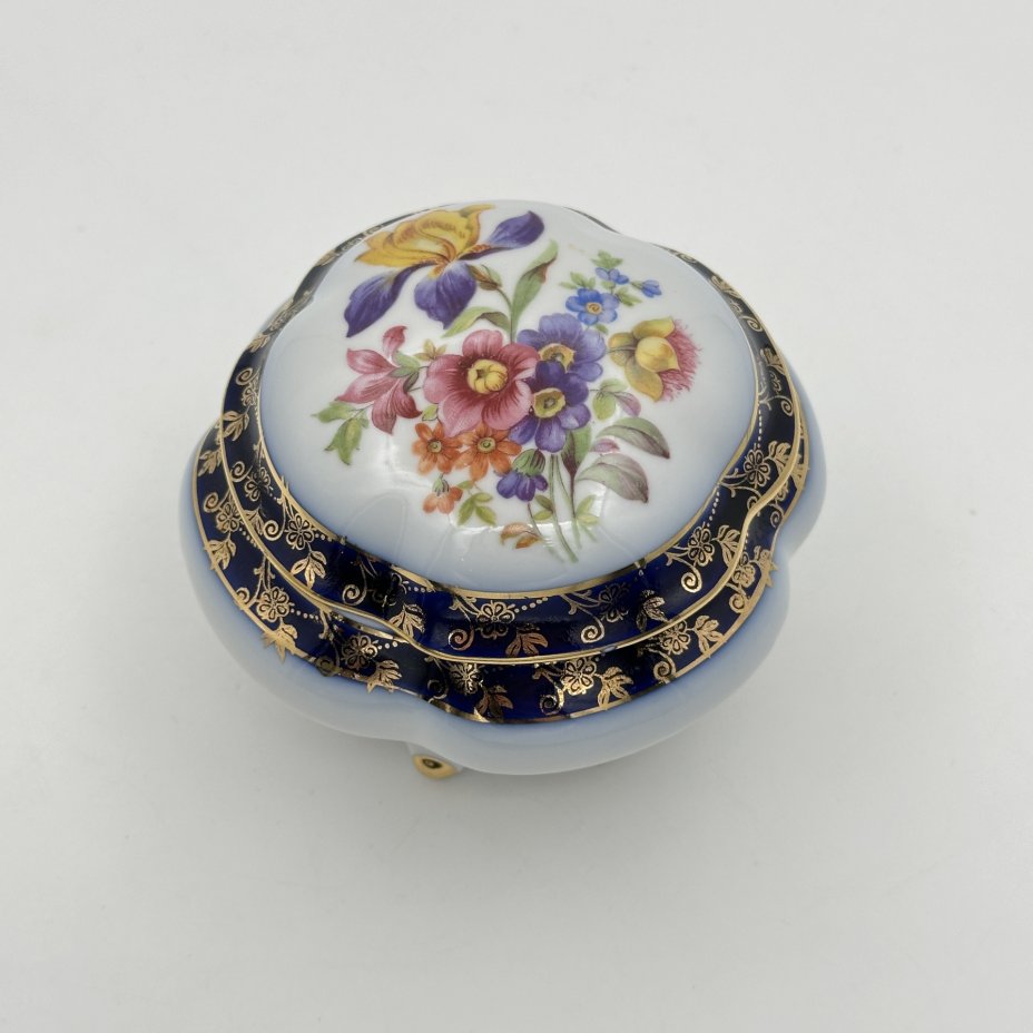 [Мейсенский букет] Шкатулка на ножках с крышкой, украшенная мейсенским ...