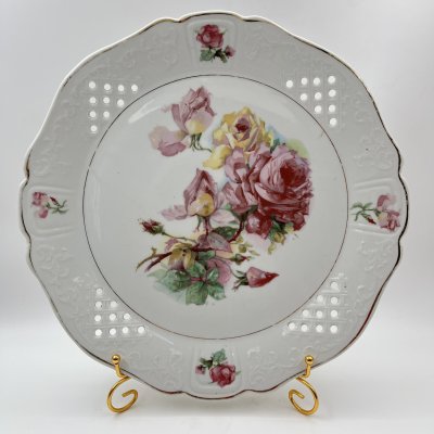 купить Блюдо круглой формы с прорезным бортом, украшенное изображением роз, фарфор, деколь, золочение, Западная Европа, 1900-1930 гг.