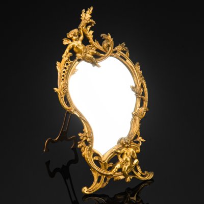 купить Зеркало настольное, выполненное в стиле барокко с фигурами путти, металл, крашение, зеркальное полотно, Западная Европа, 1930-1960 гг.