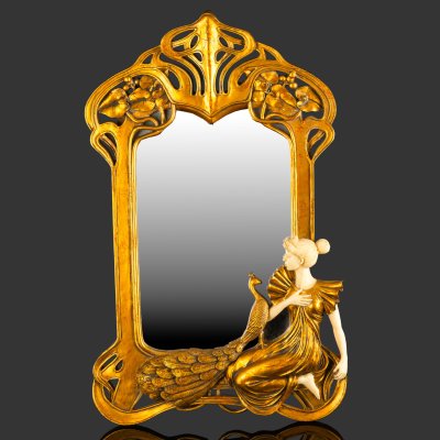 купить Зеркало настенное, обрамленное в раму золотистого цвета в стиле Модерн, с изображением девушки с павлином, композитный материал, резьба, зеркальное полотно, пластик, Европа, 1950-1990 гг.