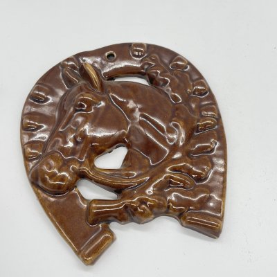 купить Панно настенное "Счастливая подкова" с символом 2026 года, фаянс, глазурь, Россия, 1990-2010 гг.