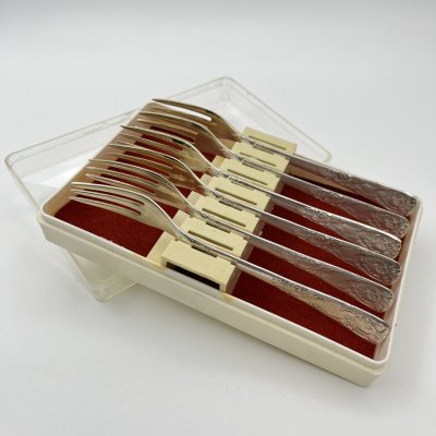 купить Набор из шести десертных вилок с растительным декором в оригинальной коробке, Эчмиадзинский завод бытовых металлических изделий, мНЦ (медь-никель-цинк), пластик, СССР, 1970-1990 гг.