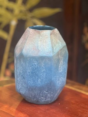 купить Ваза интерьерная с имитацией фактуры камня, стекло, люстр, крытье, матирование, Российская Федерация, 2025 г.