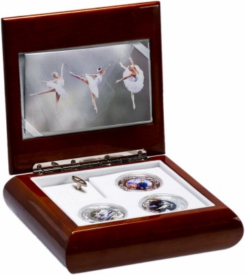 купить Ниуэ набор из 3-х монет 2 доллара 2009 "Русские сезоны в Париже" в подарочной упаковке с сертификатом