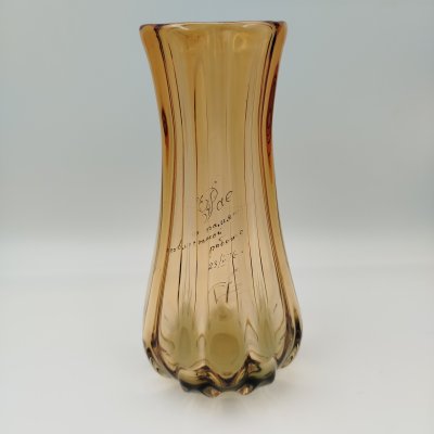 купить Ваза медового оттенка с рифленым туловом, Ливанский стекольный завод (Līvānu stikla fabrikа), цветное стекло, СССР, 1976 г.