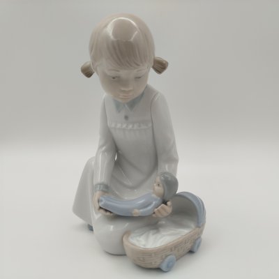 купить Статуэтка "Девочка с куклой у колыбели", фарфор, роспись, NAO Porcelain, Испания, 1970-2000 гг.