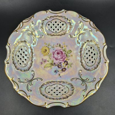 купить Блюдо с прорезным декором и изображением цветочной композиции, фарфор, деколь, люстр, золочение, Pirken Hammer, Чехия, 1992-2020 гг.