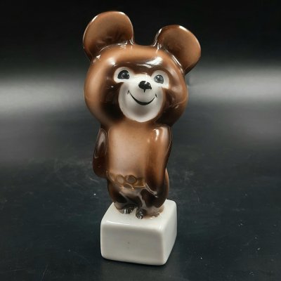 купить Статуэтка "Олимпийский мишка", фарфор, аэрография, роспись, золочение, Дмитровский фарфоровый завод (ДФЗ Вербилки), СССР, 1980 г.