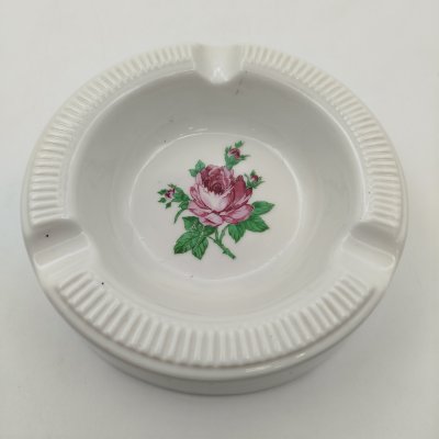 купить Пепельница с цветочным декором, фарфор, деколь, Рижская фарфоровая фабрика Карла Якоба Ессена (J.K. Jessen), СССР, 1953-1963 гг.