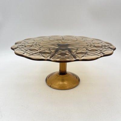 купить Тортница карамельного оттенка с рельефным декором, цветное стекло, СССР, 1960-1990 гг.