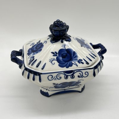 купить Сахарница с цветочным расписным декором и навершием в виде бутона, фарфор, роспись, Россия, 1990-2010 гг.