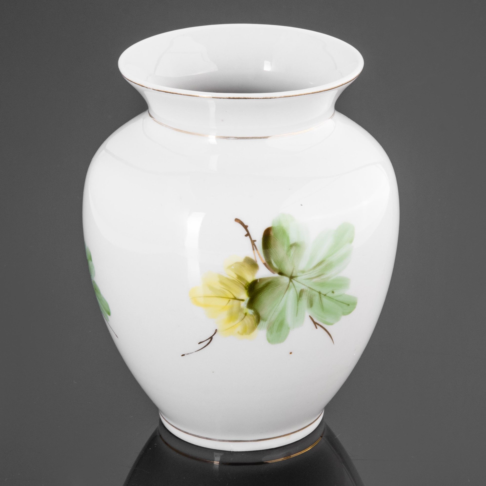 Ваза с декором в виде листьев, фарфор, роспись, золочение, Барановский ...