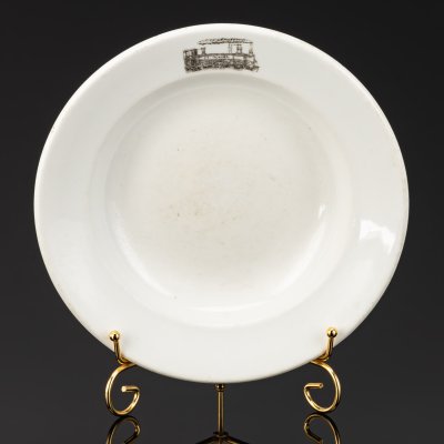 купить [Железные дороги] Тарелка суповая из буфета железнодорожной станции "Псков", фарфор, деколь, Товарищество М.С. Кузнецова в Риге, Российская империя, 1890-1917 гг.